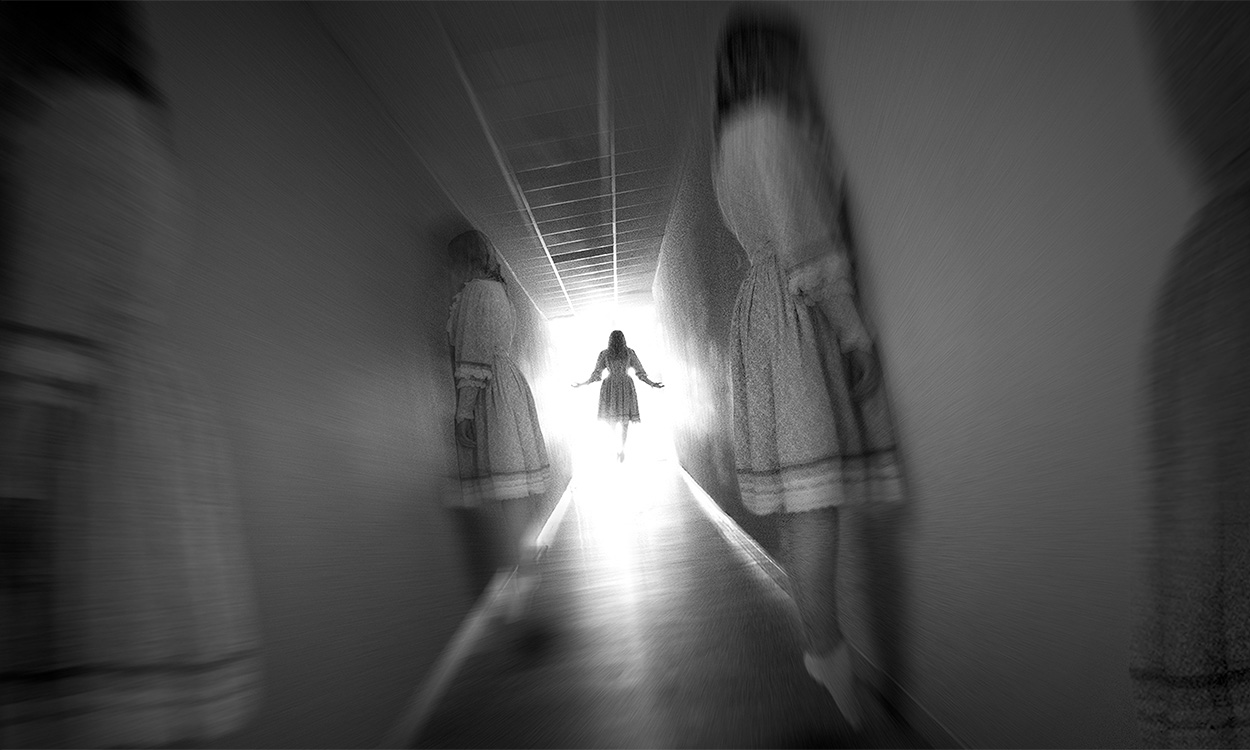 photographie d'un couloir avec une personne en levitation